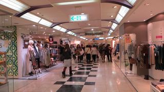 お土産を買うのに最適。三省堂書店もあります。