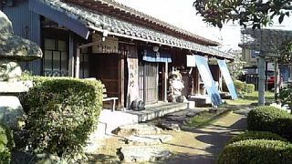 古民家で　こだわりの手打ちそばを　食べる