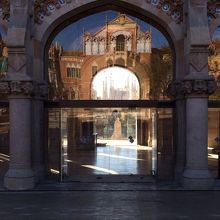 サンパウ病院の窓越しから見えるサグラダ。