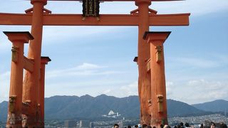 海の中に立つ神社は世界遺産ですから見なくては。