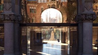 改修工事中ですが、英語ガイドツアーで一部が見れます。