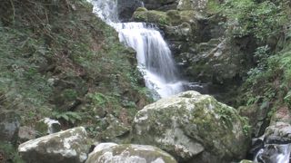 清涼感あふれる滝