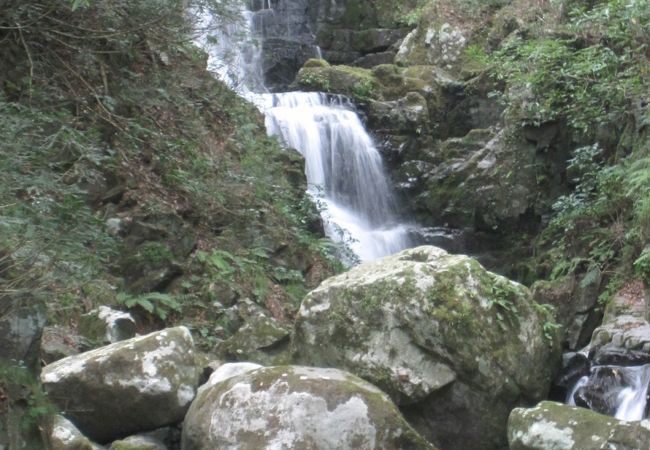 清涼感あふれる滝