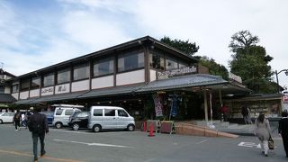 駐車場は大型バスばかり