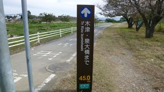 河川をサイクリング