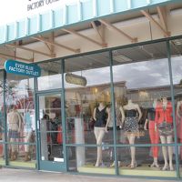 エバー ブルー ファクトリー アウトレット (ワイケレ プレミアム アウトレット店)