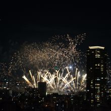 仕掛け花火も見えます。