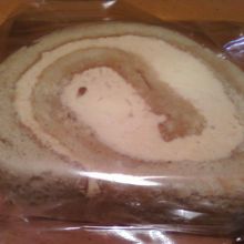 キャラメルプリンのロールケーキ290円。