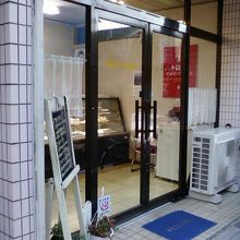 お店の入り口そばです。