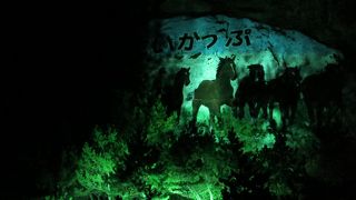 夜はライトアップされていた