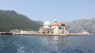 人工の島に立つ教会