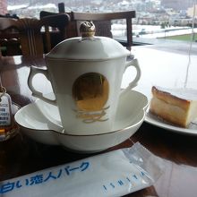 館内のカフェでホットチョコとチーズケーキ