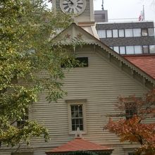 西側向かいのビル前から撮影