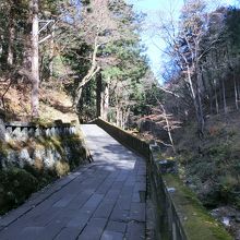 登りこう配の参道