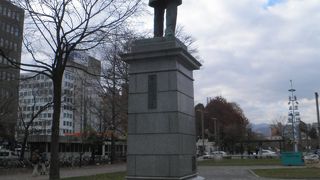 休日はひっそりしていた