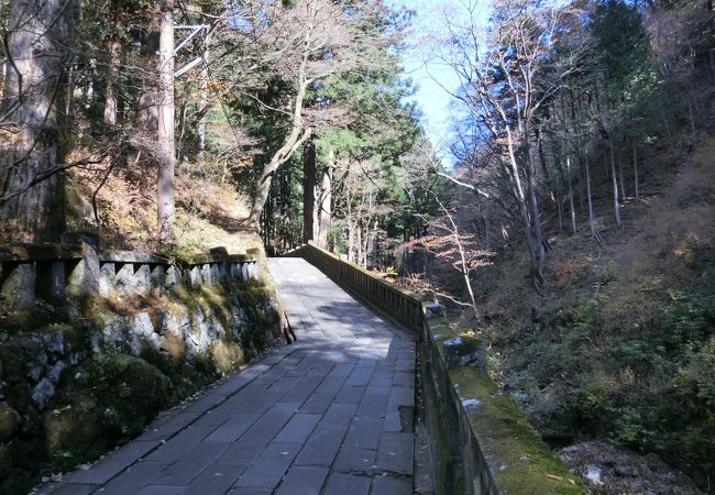 登りこう配の参道