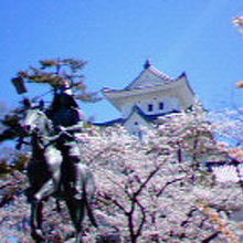 城のそばには戸田氏鉄の像もあります。