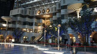 ビルのエントランスホールはちょっと荘厳な素晴らしい空間