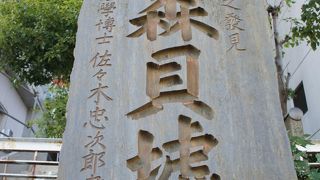 マンションのようなビルの脇を線路の方に降りて行ったところ