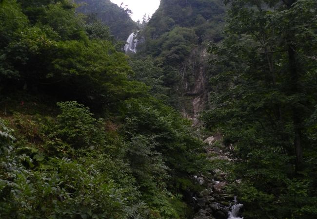 日本の滝百選「安の滝」に通じる渓谷です