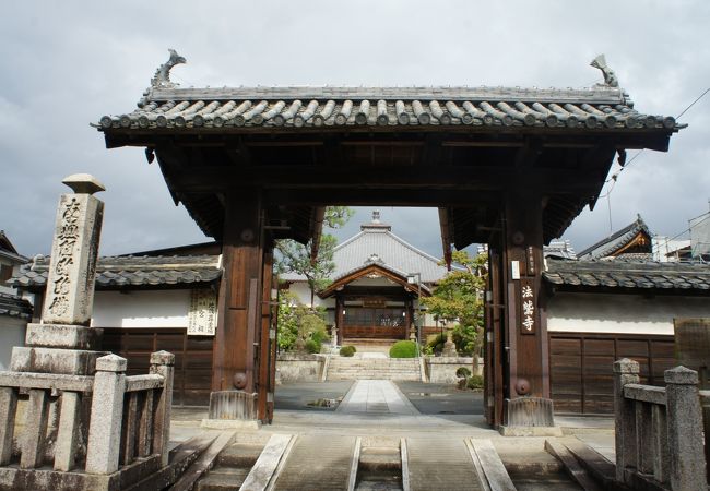 山門は福知山城の城門の１つと伝えられている高麗門