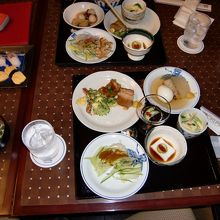 沖縄料理が食べ放題です。