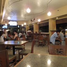 席は比較的ユッタリで、オープンエアな雰囲気が良い