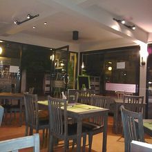 オープン当初は店内だけだったけど、今は外テーブルもあり