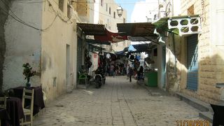 旧市街地は城壁に囲まれて残っています。