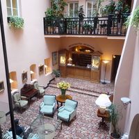 エレベーターからフロントを見る