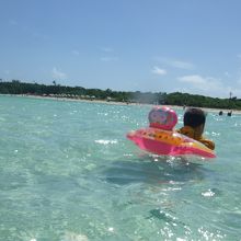 いつまでも泳ぎ続ける子ども