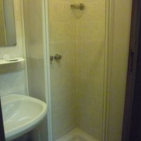 シャワー室。広さは0.5畳ほどです。