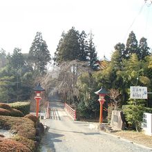 入口。看板を頼りに、坂を少しだけ登ります。