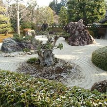 入口付近の奇岩