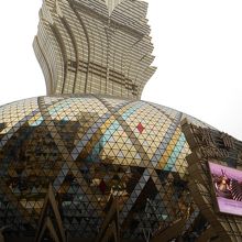 蓮の花をモチーフにしたという外観