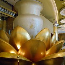 カジノからでてきたロビーにも蓮の花のオブジェが