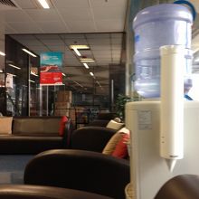 待合室にはウォーターサーバーがあります
