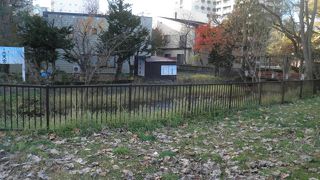 近くにヨットの形をしたオブジェがある