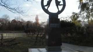 子供たちの遊ぶ姿の像