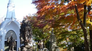 仏舎利塔はひとけ少ない紅葉ポイント