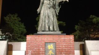 右手人差し指を突き上げる姿はかっこいい