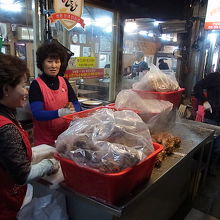 通路沿いのオープン過ぎるキッチン。