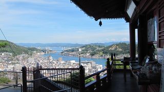 朱色を基調とした建物が並ぶ