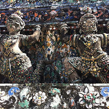 近づくと細かい陶器で装飾されているのがわかる