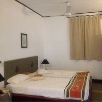 部屋はこざっぱりして、広め。