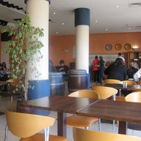 食事会場は、広くて明るい雰囲気。