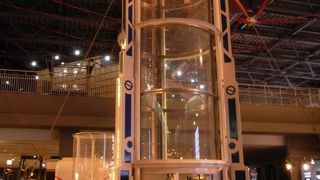 空気の力で空中に浮遊のアトラクション有り