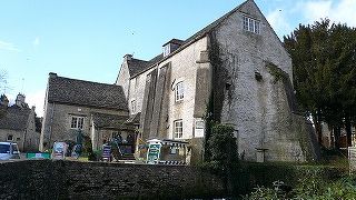 はちみつ色の家が美しい