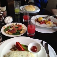 朝食はビュッフェ＋メインのオーダー。何品頼んでもOKでした。