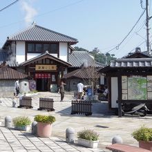 全景。右側にあるのが,無料の「足蒸し」